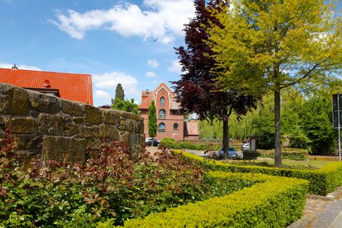 Die Sonne lacht, leichte Wolken am blauen Himmel und wir blicken vom Park aus auf die Alte Mühle in Schüttorf.